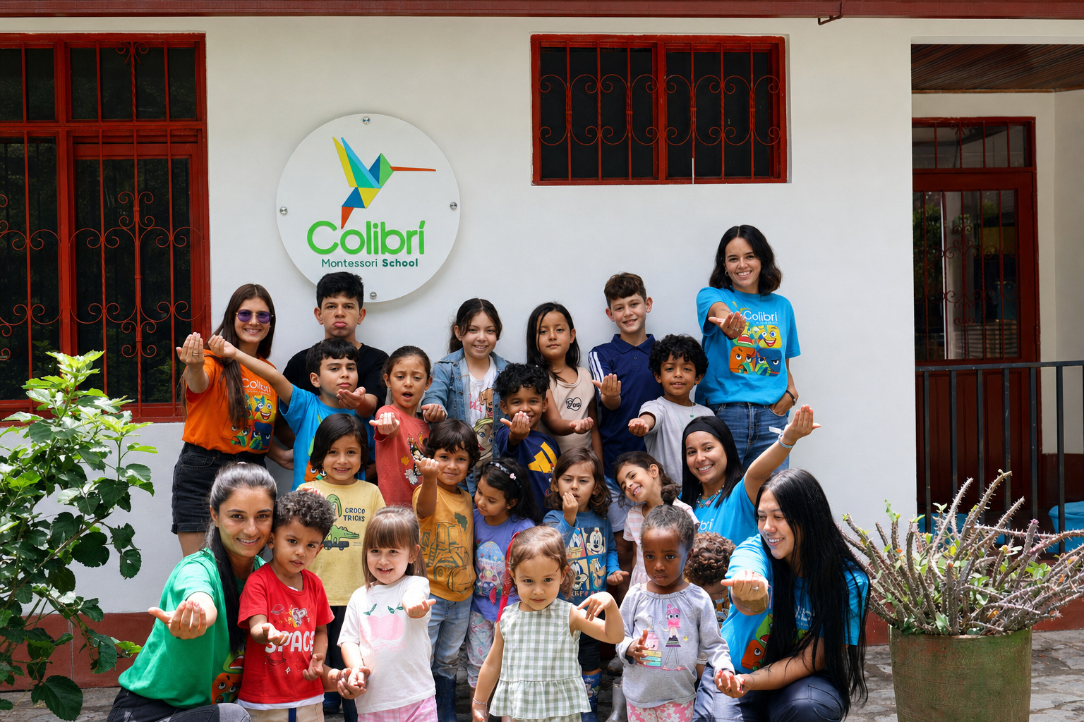 Estudiantes y guías se reúnen frente a la sede de Colibrí en Ibagué.